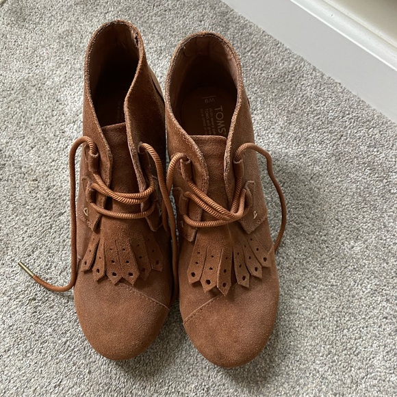 Toms Brand Wedge BootiesLight Brown Color- Like New- Worn 2x- Size 9 - Picture 3 of 3